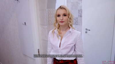 Merch coleg ifanc yn twyllo ei chariad gyda'i ffrind | POV a cum y tu mewn i'w pussy!